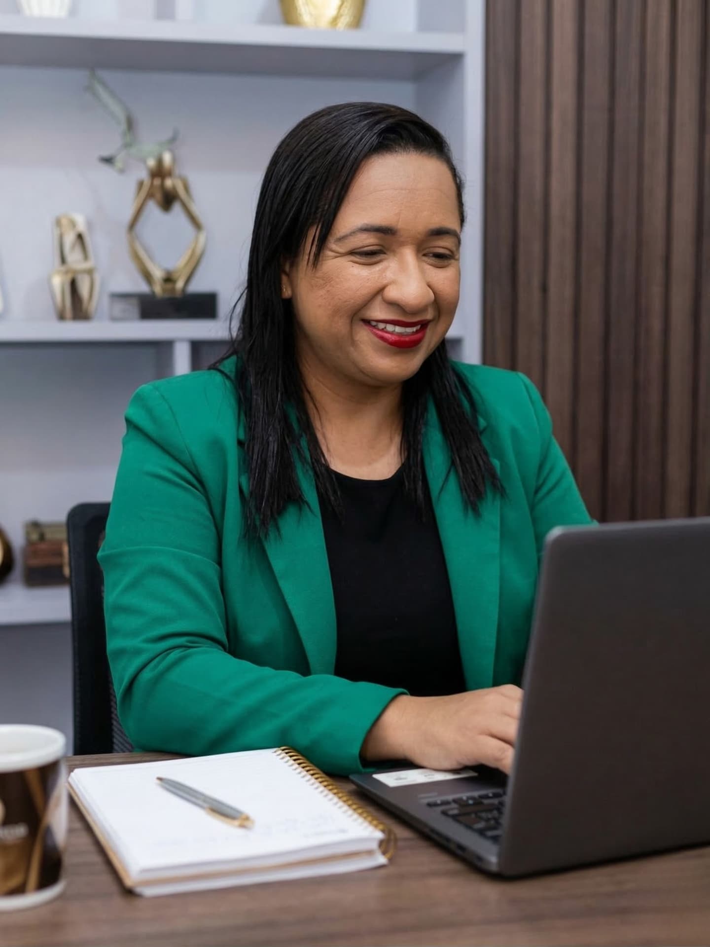 Jocasta Silva trabalhando com clientes